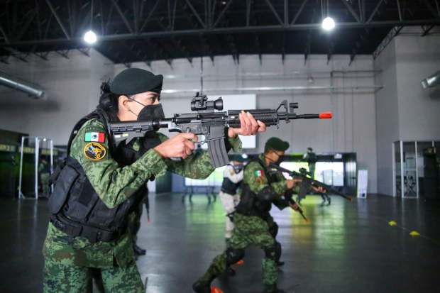 Soldados, en el área de adiestramiento virtual para prácticas de tiro; actividad antes de salir a campo.