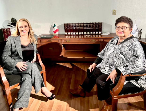 La fiscal Ernestina Godoy y la periodista Bibiana Belsasso, durante la entrevista.