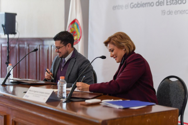 Carlos Martínez Velázquez, director general del Infonavit, y Maru Campos, gobernadora de Chihuahua.