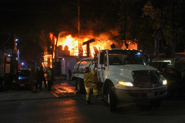 Un fuerte incendio se registró en la zona de bodegas en la colonia Coltongo, Alcaldía Azcapotzalco