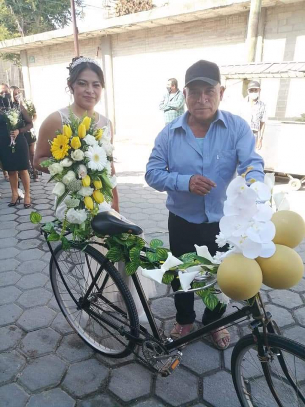 A bordo de una bicicleta, padre lleva a su hija a casarse en Puebla