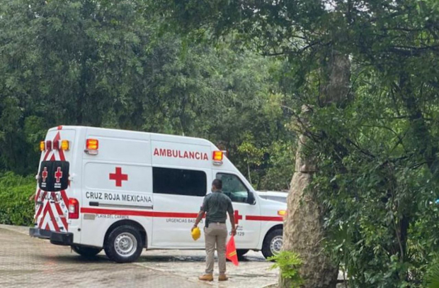 Una ambulancia sale del hotel Xcaret, en Quintana Roo, tras la balacera del viernes.