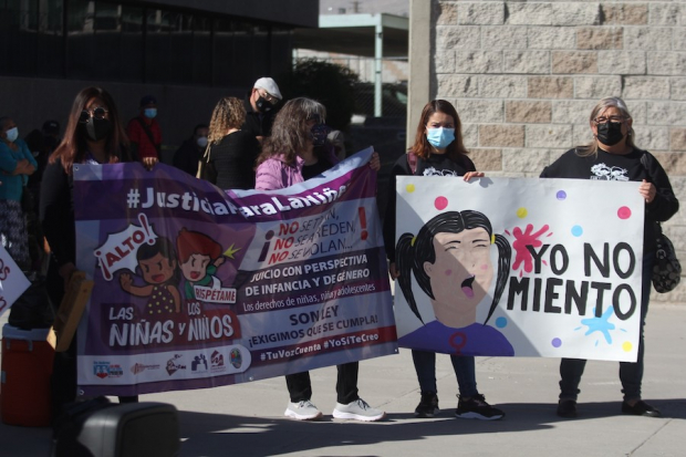 Ciudadanos protestan frente a la Fiscalía General del Estado para exigir castigo contra un sacerdote acusado de violación contra una menor de edad en Ciudad Juárez, Chihuahua, en 2021.