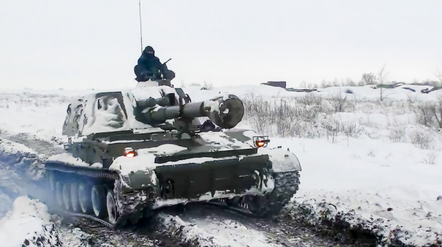 Tropas rusas realizan ejercicios en vehículos pesados en la zona de Rostov, ubicada a unos 700 kilómetros de la frontera ucraniana.