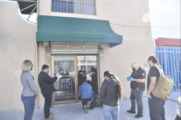 El pasado 7 de enero, agentes de la FGE catearon la Notaría 73 de Hermosillo, Sonora, ante denuncias de fraude y falsificaciones.