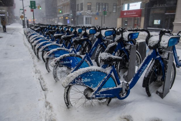 Bicicletas "Citibikes" cubiertas de nieve, en Nueva York.