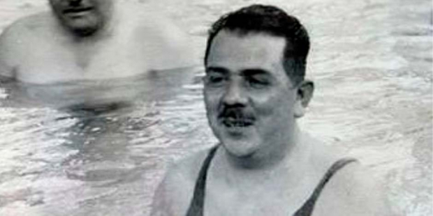 Lázaro Cárdenas nadando