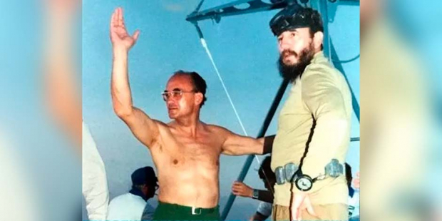 Luis Echeverría y Fidel Castro en el mar