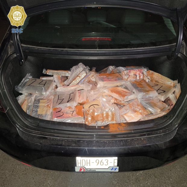 Elementos de la SSC de la CDMX aseguraron un vehículo con 69 kilos de cocaína, el sábado.