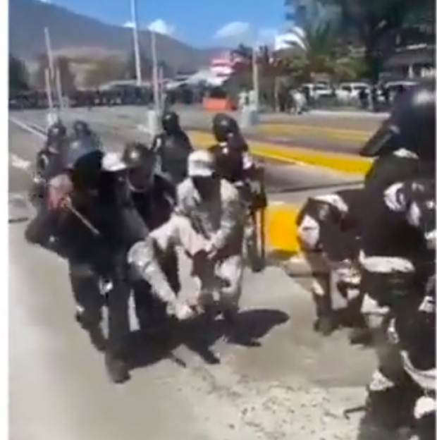 Con lluvia de piedras normalistas atacan a la policía, luego quitan freno a un tráiler para romper cerco; Guardia Nacional rescata a sus heridos; algunos tienen fracturas.