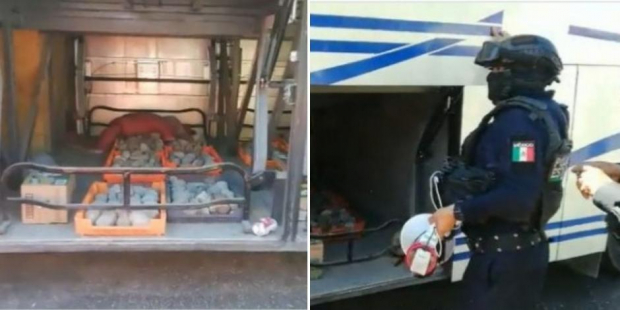 Agentes muestran las bombas de fabricación casera escondidas en el portaequipaje de un autobús.