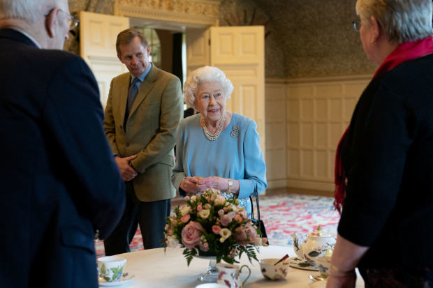 Isabel II recibe felicitaciones de parte de los invitados.