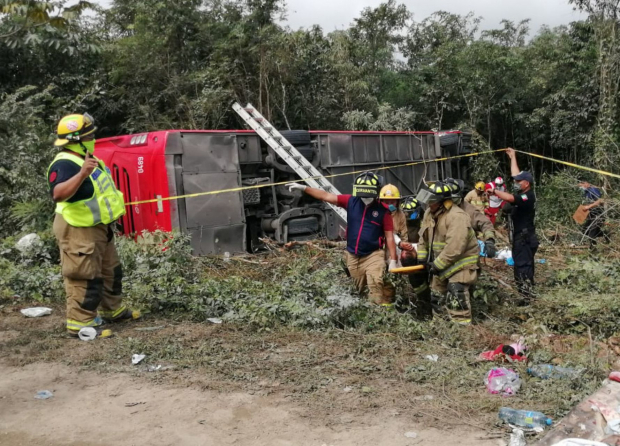 Fotografía del autobús ADO luego de volcarse en la carretera Mérida-Cancún.