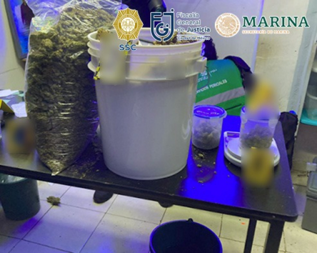 Las autoridades aseguraron diversos recipientes y bolsas con posible marihuana y metanfetamina, además de cuatro básculas grameras