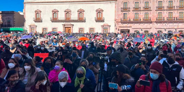 Cerca de cinco mil profesores llegaron a la Plaza de Armas, frente al Palacio de Gobierno, para reclamar al gobernador David Monreal Ávila por adeudos de sus salarios y bonos