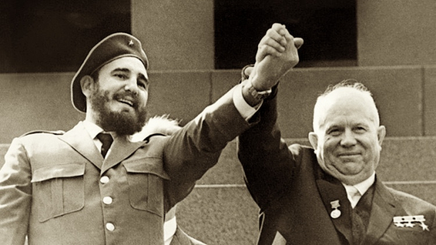 Fidel Castro con el mandatario soviético Nikita Jruschov en la Plaza Roja de Moscú, 1963.
