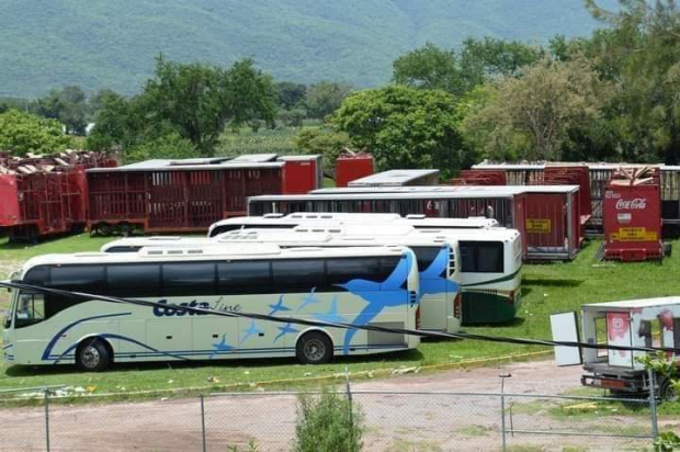 En un recorrido por los patios de la Normal de Ayotzinapa, se ve la vandalización
de carros repartidores de empresas, pipas de gasolina, autobuses, etc.