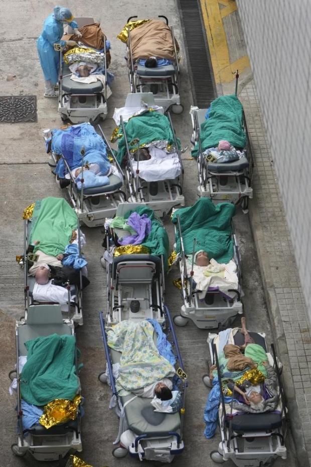 Pacientes afuera del hospital en Hong Kong.