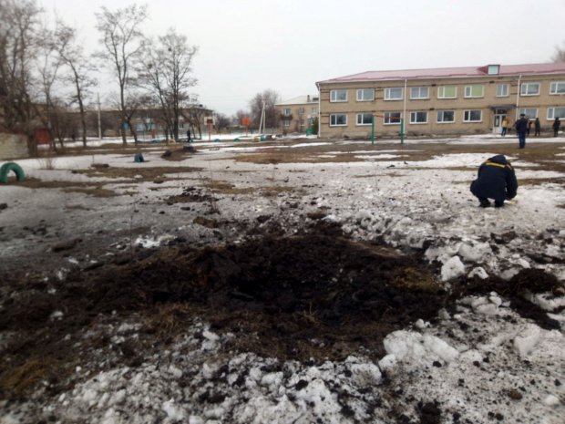 Autoridades revisan los daños por artillería en el Instituto Vrubivka.