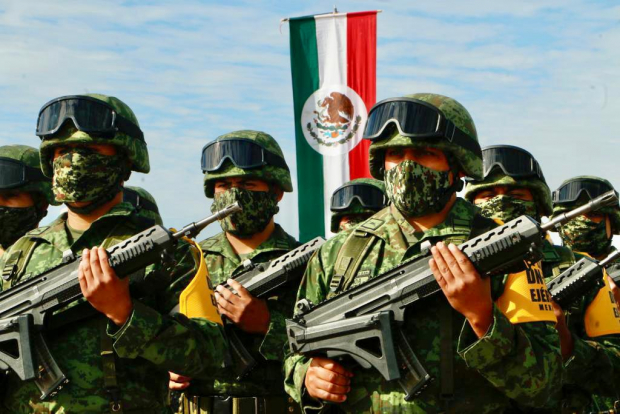 Elementos de las fuerzas armadas durante la conmemoración del 109 Aniversario del Día del Ejército Mexicano.