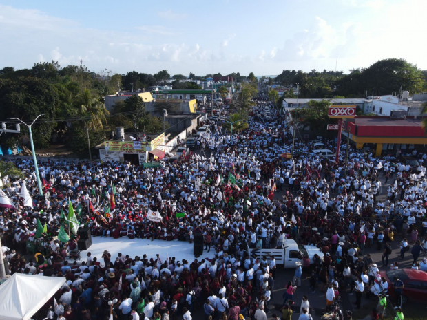 Militantes de Morena durante el registro de Mara Lezama como candidata a la gubernatura de Quintana Roo.