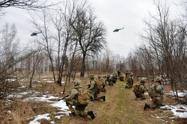 Integrantes de las Fuerzas de Asalto Aéreo de Ucrania, realizan actividades tácticas en un campo de entrenamiento en un lugar desconocido de ese país, el pasado viernes.