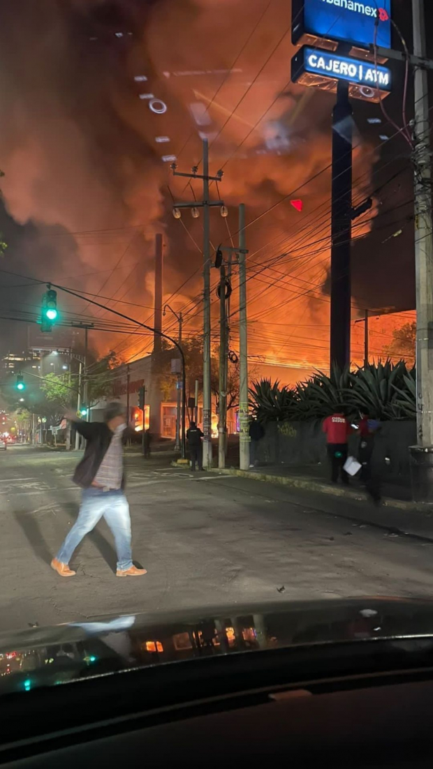 Incendio consume Office Depot en Álvaro Obregón (VIDEOS)