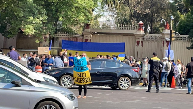 Manifestantes a favor de Ucrania protestan en la Embajada de Rusia en México