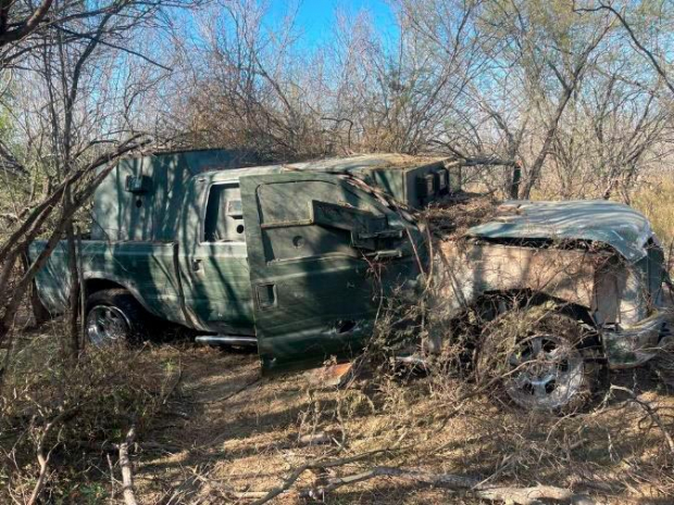 Camioneta abandonada en una brecha del municipio Díaz Ordaz