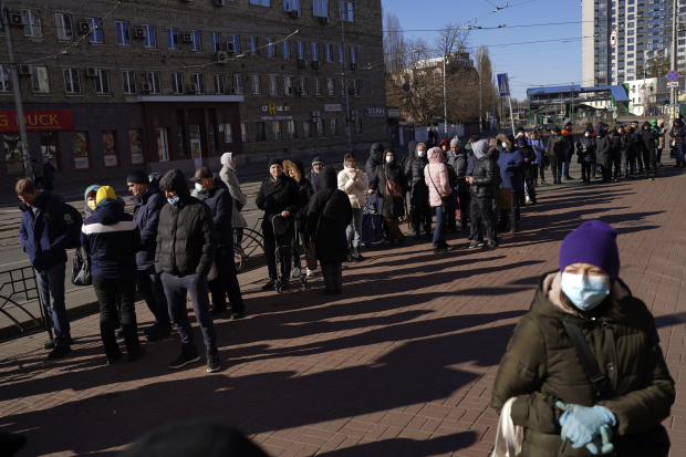 Ucranianos hacen largas filas en bancos de Kiev, ayer.