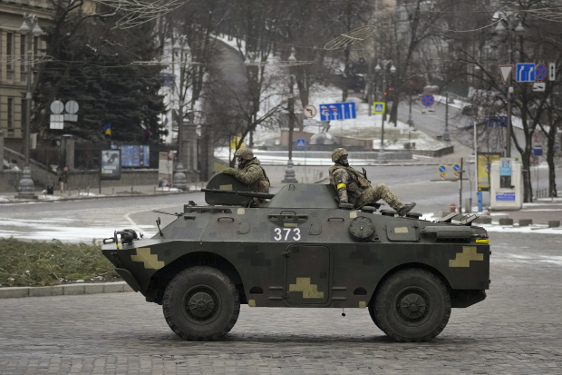 Soldados  ucranianos vigilan la zona ante posibles ataques rusos, ayer.