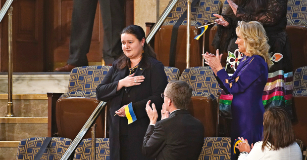 Con la mano en el corazón, la embajadora ucraniana en EU, Oksana Markarova, agradece respaldo de ese país.