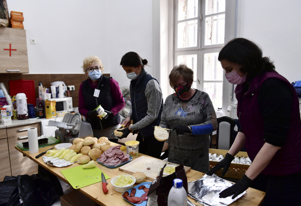 Voluntarias de Hungría preparan alimentos para afectados por la guerra.