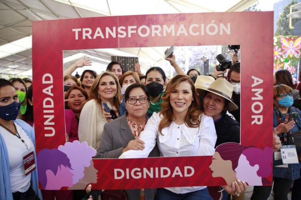 Marina del Pilar, gobernadora de Baja California, llega al Encuentro de Mujeres por la Transformación.