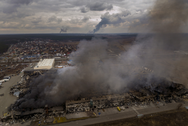 El impacto contra una fábrica cerca de Kiev provoca una gran columna de humo.