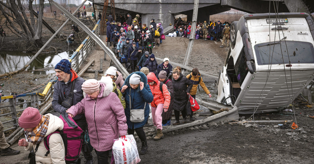 Ucranianos, durante su traslado hacia la frontera con Polonia, ayer.
