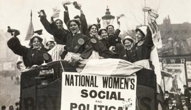 En 1908, cerca de 15 mil mujeres trabajadoras salieron a las calles de Nueva York bajo el lema de "Pan y Rosas"