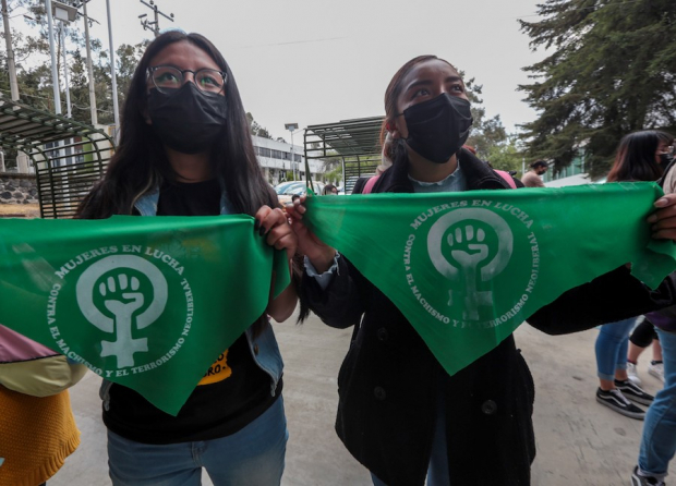 Estudiantes de la Facultad de Ciencias Políticas y Sociales de la UAEMex realizaron ayer una asamblea y un taller de serigrafía para elaborar pañuelos, mantas y playeras que ocuparán hoy, en sus movilizaciones por el 8M.