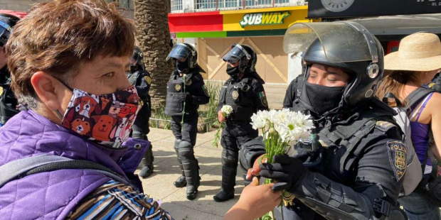 Activistas entregaron flores a mujeres policía que resguardaban la marcha del 8M.