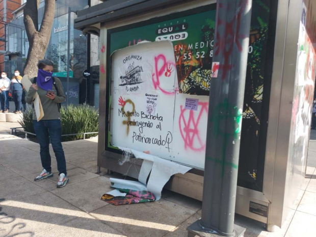 Mujeres que se manifiestan por el 8 M colocaron carteles en mobiliario de la Ciudad de México.