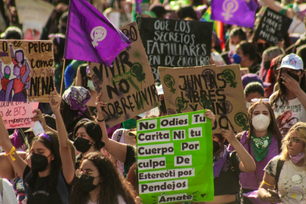Con carteles, mujeres marchan en la capital del país enel marco del 8M