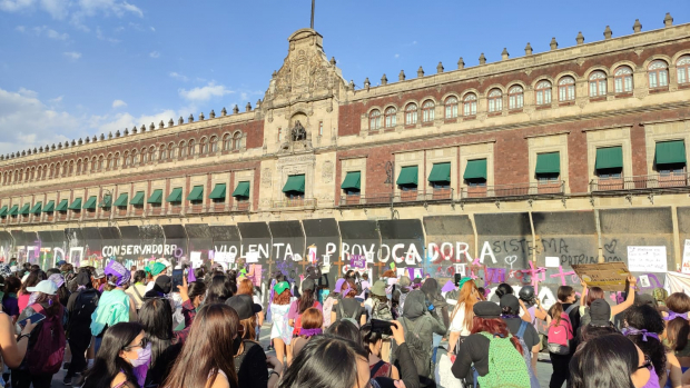 Mujeres se manifiestan frente a Palacio Nacional