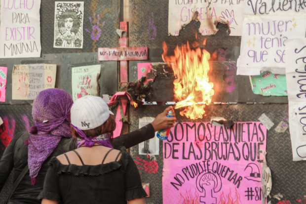 Mujeres prenden fuego a vallas que resguardan el Palacio Nacional.