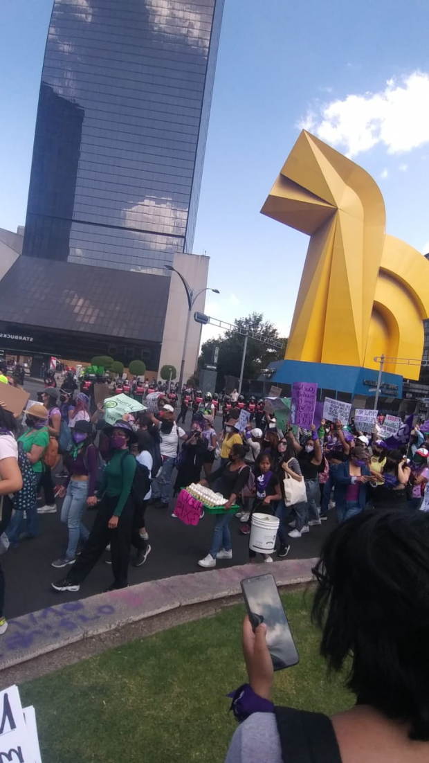 El Caballito, en Reforma, vio el paso de los contingentes feministas