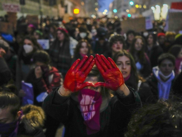 Con sangre en las manos denuncian delitos contra mujeres en Italia.