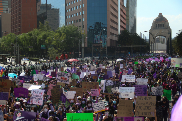 Algunos contingentes marchan sobre Avenida Juárez rumbo a Palacio Nacional, ayer.