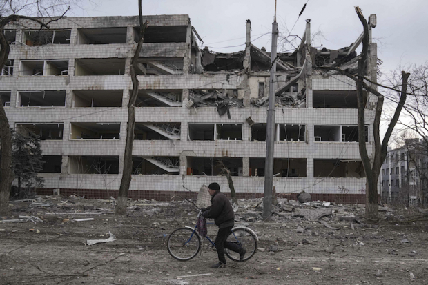 Edificios, oficinas de gobierno y viviendas evidencian la devastación provocada por las tropas enemigas en la región.