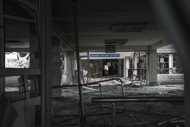 Edificios, oficinas de gobierno y viviendas evidencian la devastación provocada por las tropas enemigas en la región.
