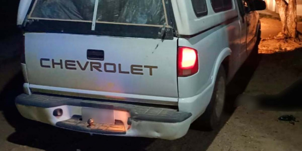 Reportes policiales indicaron que encontraron una camioneta blanca, marcha Chevrolet con placas del Estado de México