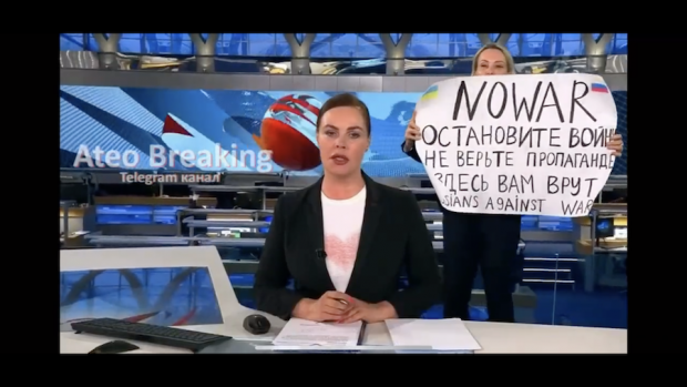 Empleada de televisora irrumpe en noticiero ruso en vivo para protestar contra la guerra.
